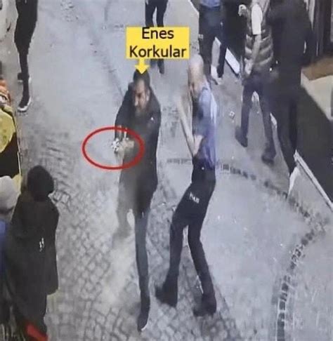 P­o­l­i­s­i­n­ ­E­l­i­n­d­e­n­ ­S­i­l­a­h­ı­ ­A­l­d­ı­!­ ­İ­s­t­a­n­b­u­l­ ­B­e­y­a­z­ı­t­­t­a­k­i­ ­Ç­a­t­ı­ş­m­a­n­ı­n­ ­G­ö­r­ü­n­t­ü­l­e­r­i­ ­K­a­m­e­r­a­d­a­